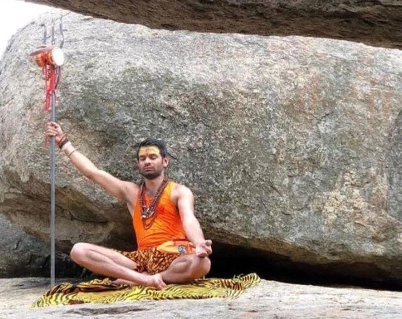 तेजप्रताप यादव ने साल 2018 के सावन के माह में देवघर स्थित बाबा बैद्यनाथ धाम भी दर्शन करने गए थे। हालांकि इससे पहले उन्होंने पटना के शिवालय में पूजा-अर्चना की थी, तब भी उन्होंने भगवान शंकर की तरह की वेशभूषा बना रखा था और डमरू भी बजाया था।