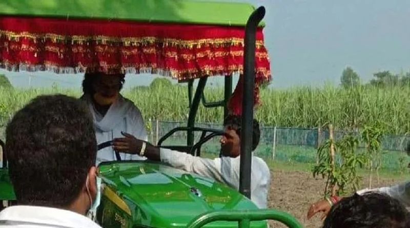 साल के पास 2 करोड़ 83 लाख रुपए की संपत्ति है। उनके पास दो गाड़ियां हैं। एक है सीबीआर 1000आरआर बाइक, जो 15.46 लाख रुपए की है। दूसरी है 29.43 लाख रुपए की बीएमडब्ल्यू। हालांकि उनके ऊपर 33 लाख रुपए का ऋण भी है।