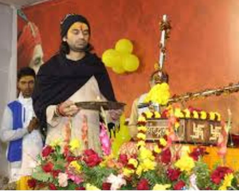 ఇప్పుడు అలాంటి మరో సంచలనానికి తెరతీశారు తేజ్ ప్రతాప్ యాదవ్. ప్రస్తుతం బృందావనంలో భక్తుని వేషధారణలో సైకిల్పై తిరుగుతున్న తేజ్ ప్రతాప్ యాదవ్ ఫొటోలు సోషల్ మీడియాలో వైరల్ అవుతున్నాయి.