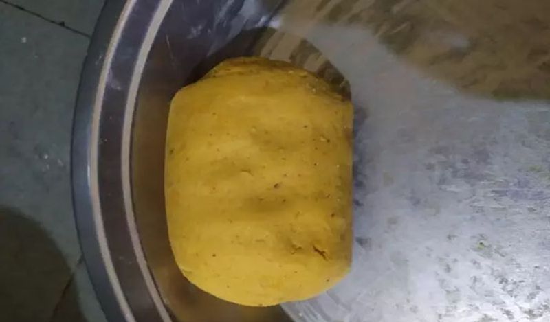 अब थोड़ा-थोड़ा पानी मिलाते हुए इसका एक सॉफ्ट सा आटा लगा लें। ये ना तो ज्यादा कड़ा होगा ना ज्यादा नर्म होगा। 