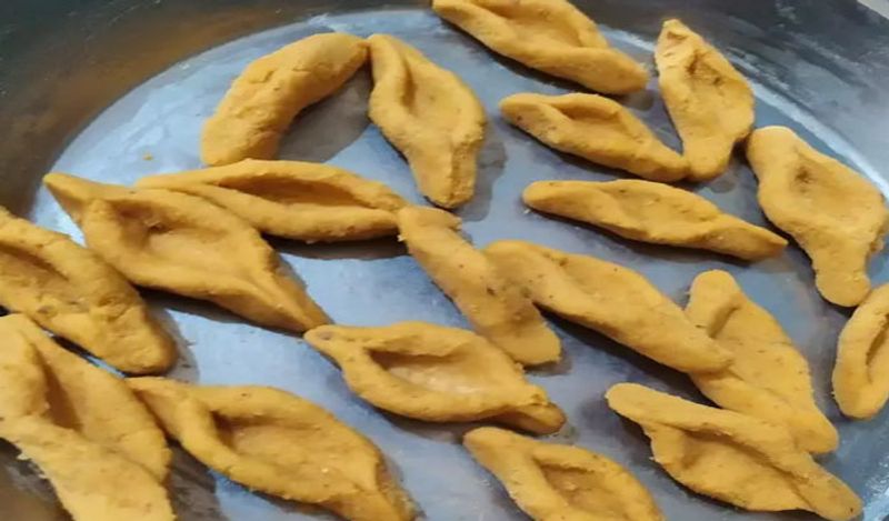 अब इस बेसन को करेले का शेप देकर गढ़ते जाएं। 