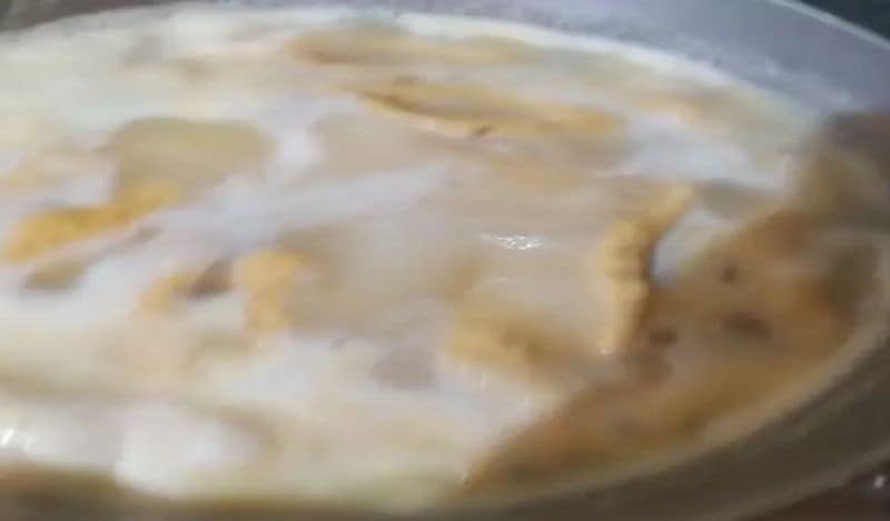 अब गर्म हो रहे पानी में इस बेसन को मिला दें। इसे 15 मिनट तक उबालें। 