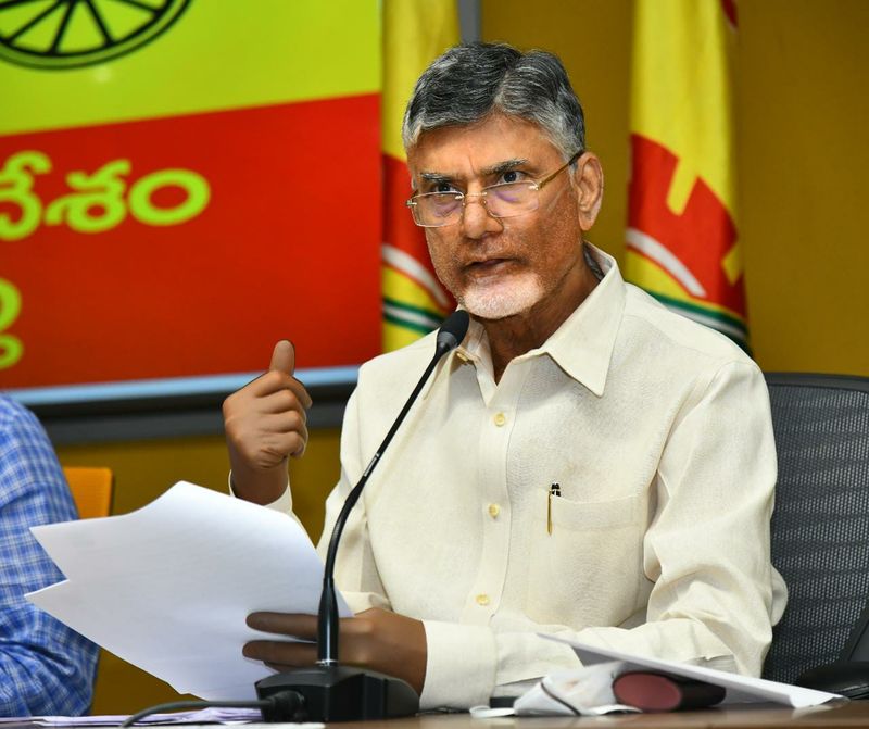 గుజరాత్ కు చెందిన అమూల్ కోసమే సంగం డెయిరీని దెబ్బకొట్టేందుకు జగన్ రెడ్డి ప్రభుత్వం కుట్ర చేస్తోందన్నారు. దూళిపాళ్ల అరెస్ట్ ను తీవ్రంగా ఖండిస్తున్నాము. ధూళిపాళ్ల నరేంద్ర అరెస్ట్ వైసీపీ ప్రభుత్వ పిరికిపంద చర్య అన్నారు.రెండేళ్ల పాలనలో అభివృద్ధి లేదు కానీ.. అక్రమ అరెస్ట్ లు మాత్రం ఉంటున్నాయి. ప్రజా సమస్యలు బయటకు వచ్చిన ప్రతిసారి టీడీపీ నేతలపై అక్రమ కేసులు పెట్టి అరెస్ట్ చేస్తూ ప్రజలను పక్కదారి పట్టిస్తున్నారు. అచ్చెన్నాయుడు, కొల్లు రవీంద్ర, దేవినేని ఉమామహేశ్వరరావు వంటి నేతలపై కక్షసాధింపు చర్యలకు పాల్పడుతున్నారన్నారు.కరోనా నియంత్రణలో విఫలమవడంతో ప్రజలను పక్కదారి పట్టించడానికే టీడీపీ నేతలపై కక్షసాధింపు చర్యలకు పాల్పడుతున్నారు. ప్రశ్నించిన ప్రతి ఒక్కరిని అక్రమ అరెస్ట్ లు చేయించుకుంటూ పోతే రాష్ట్రంలో ఎవరూ మిగలరని జగన్ రెడ్డి గుర్తించాలని ఎద్దేవా చేశారు. దూళిపాళ్ల నరేంద్రను తక్షణమే విడుదల చేయాలని డిమాండ్ చేశారు.