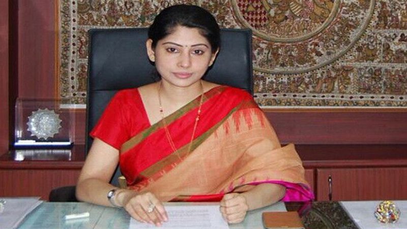 स्मिता सबरवाल
23 साल में IAS परीक्षा पास करने वाली स्मिता सबरवाल ने पहली ही कोशिश में ऑल इंडिया में चौथी रैंक हासिल की। वे फिलहाल करीमनगर जिले की डीएम हैं। स्मिता सबरवाल तेलंगाना के मुख्यमंत्री कार्यालय में तैनात होने वाली पहली महिला आईएएस अधिकारी भी हैं।