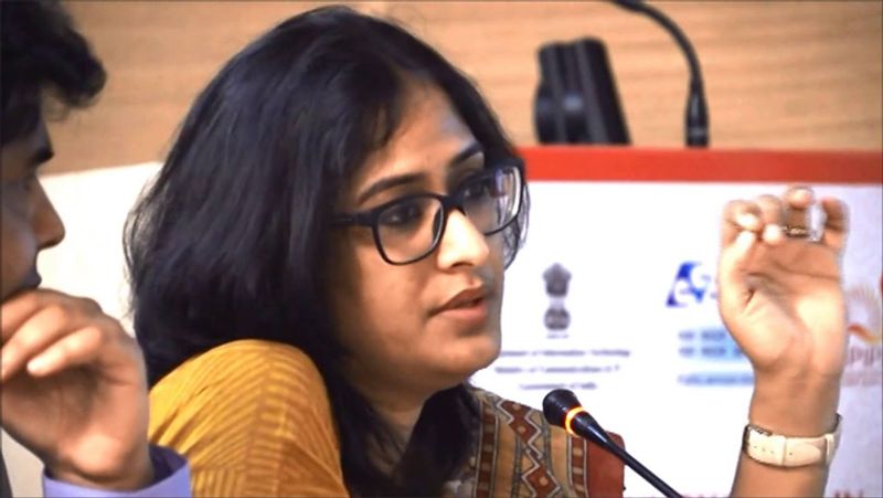 बन्दना प्रेयसी
बन्दना 2003 बैच की बिहार कैडर की आईएएस अफसर हैं। बन्दना ने अपनी बेबाकी और बहादुर रवैये से बिहार के कई जिलों में शांति बनाए रखने का काम किया। उन्हें 2009 में सीवान जिले में शांतिपूर्ण ढंग से चुनाव कराने के लिए भी काफी सराहना मिली थी। बन्दना ने ना सिर्फ दबंगो का बिना डरे सामना किया बल्कि उनके खिलाफ सख्त एक्शन भी लिया। 