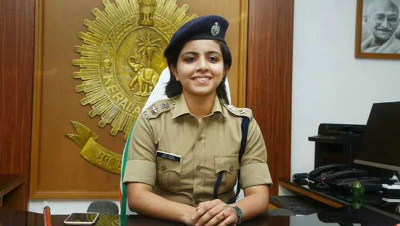 मेरिन जोसेफ
2012 में पहले ही अटैम्प्ट में यूपीएससी पास करने वाली मेरिन जोसेफ अपने बैच की सबसे युवा आईपीएस हैं। साल 2015 में उन्होंने ऑस्ट्रेलिया में आयोजित यूथ समिट में भारत के प्रतिनिधिमंडल का नेतृत्व किया था। उन्होंने दिल्ली के सेंट स्टीफंस कॉलेज से बैचलर डिग्री ली थी।