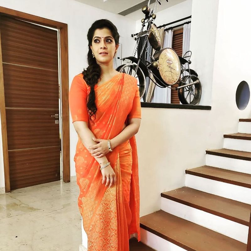 అందరూ పెళ్లి చేసుకోవాలని ఎక్కడైనా రాసి పెట్టి వుందా? ప్రతి సారి పెళ్లి గురించి ఎందుకు అడుగుతున్నారని వరలక్ష్మీ గట్టిగా మాట్లాడారు. వరలక్ష్మీ ప్రస్తుత వయసు 36ఏళ్ళు దీనితో ఆమెపై పెళ్లి వత్తిడి పెరిగిపోయింది.