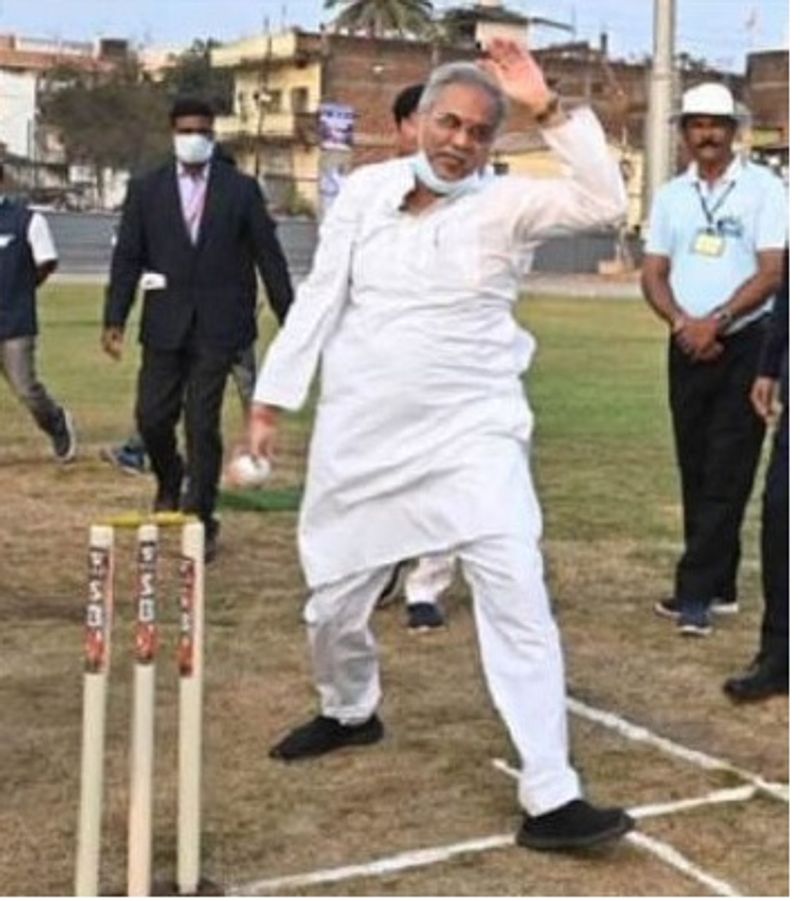 मुख्यमंत्री अशोक बघेल ने गेंदबाजी पर भी हाथ आजमाया। जिसकी तस्वीर भी सोशल मीडिया पर खूब वायरल हो रही है।
फोटो सोर्स-दैनिक भाष्कर