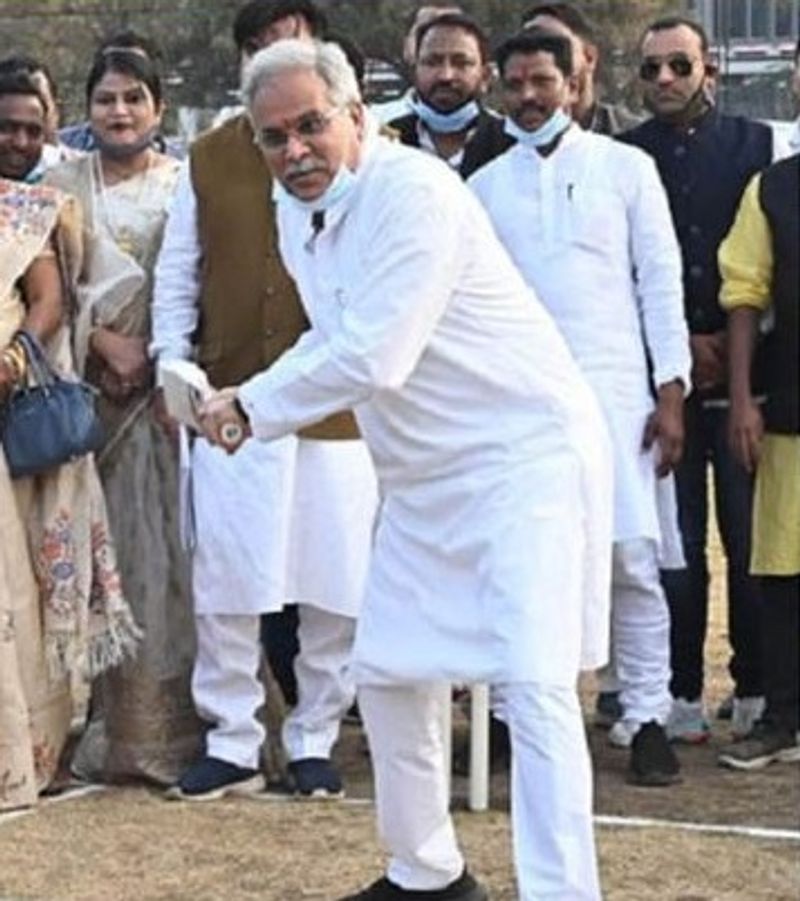 क्रिकेट के बल्ले पर हाथ आजमाए। इस दौरान सीएम ने छक्का लगाया और खूब वाहवाही लूटी।

