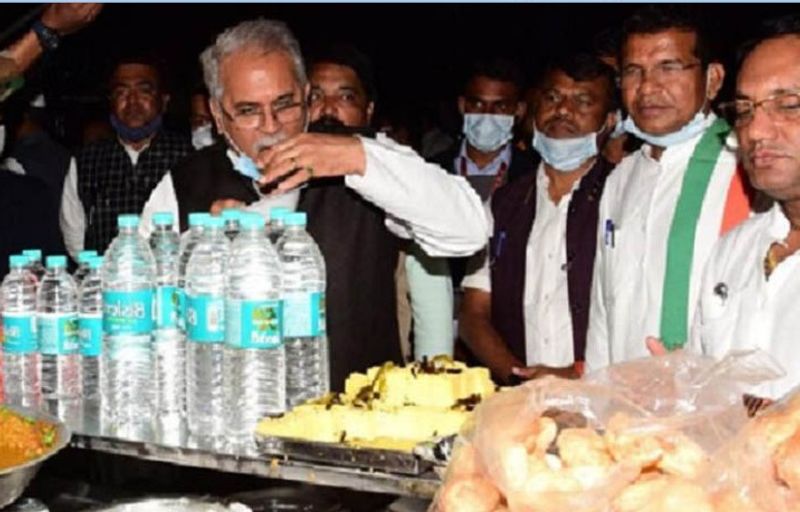 सीएम कोंडागांव में बंधा तालाब के चौपाटी पर गुपचुप (गोलगप्पे) खाए। इस दौरान दुकानदार की तारीफ भी किए। 