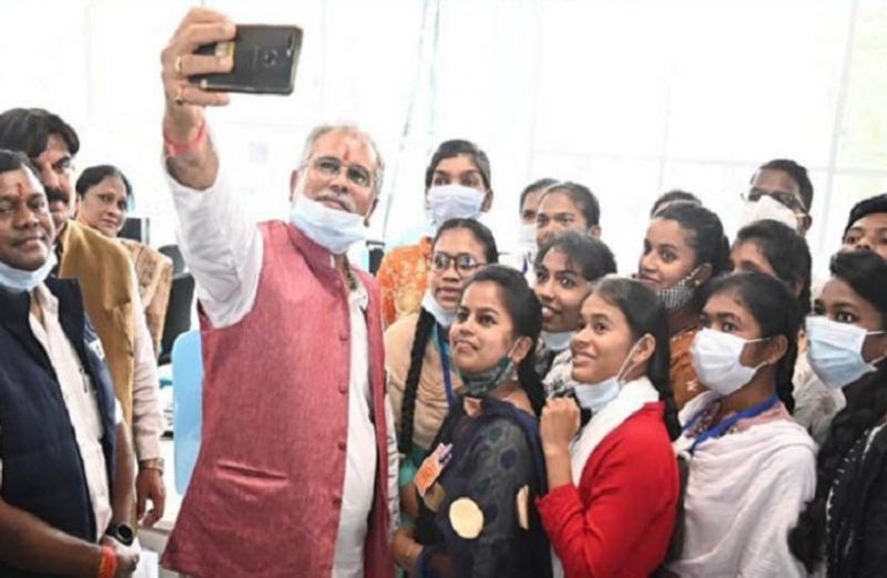 सीएम जामकोटपारा स्थित स्वामी आत्मानंद शासकीय अंग्रेजी माध्यम स्कूल का लोकार्पण किए। जहां बच्चों के साथ सेल्फी लिए थे।