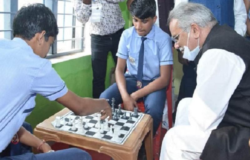 मुख्यमंत्री जामकोटपारा स्थित स्वामी आत्मानंद शासकीय अंग्रेजी माध्यम स्कूल में छात्रों के साथ शतरंज भी खेले। 