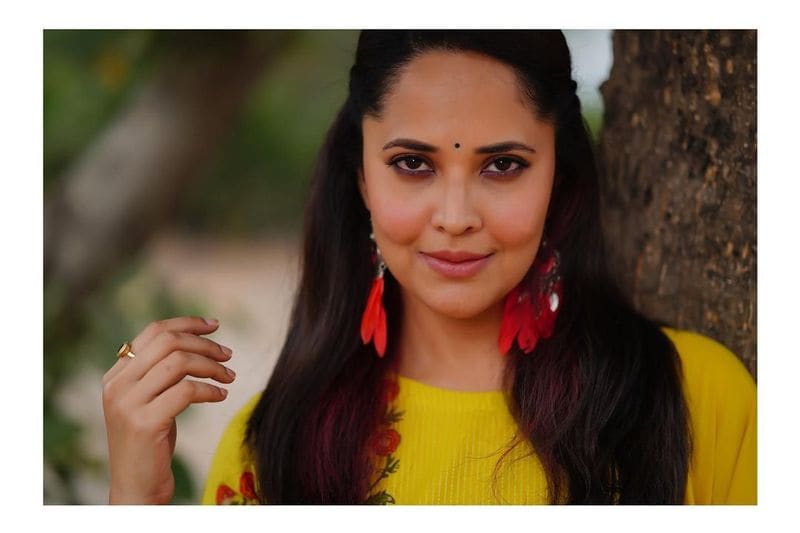 అయితే ప్రస్తుతానికి జస్ట్ ప్రోమో మాత్రమే అప్లోడ్ చేశారు. ఈనెల 25న పూర్తి వీడియో పంచుకుంటారట. ప్రస్తుతం అనసూయ చేతినిండా సినిమాలతో బిజీగా ఉన్నారు.