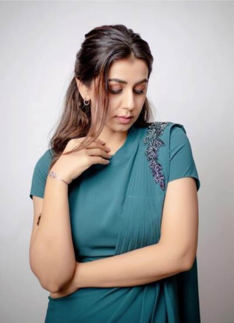 பேரழகியாய் நின்று போஸ் கொடுக்கும் நிக்கி கல்ராணி
