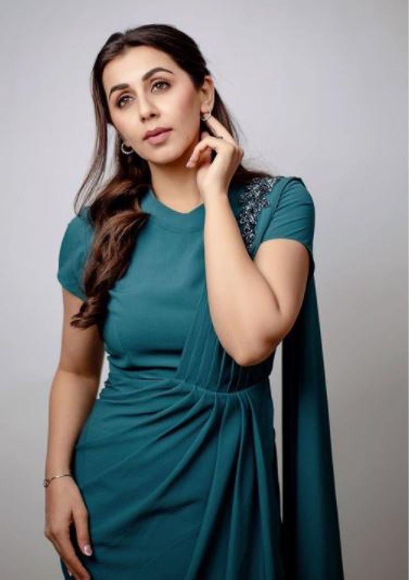 பச்சை நிற உடையில் பளீச் அழகு 