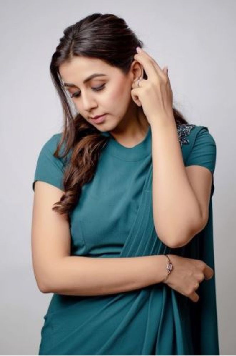 தலை முடியை கொத்தி விடுவது கூட தனி அழகு தான்
