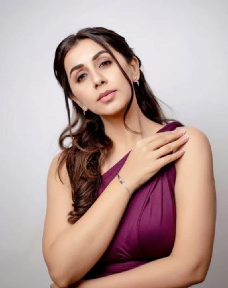 சாய்ந்து சாய்ந்து நீ பார்க்கும் போது அடடா 