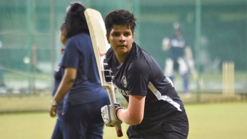 दरअसल, शेफाली ने जब भारतीय टीम में डेब्यू किया तो उनकी उम्र 15 साल 7 महीने और 27 दिन थी, जबकि सचिन ने जब डेब्यू किया था तो उनकी उम्र 16 साल थी। ऐसे में शेफाली सबसे कम उम्र में इंटरनेशल क्रिकेट खेलने वाली खिलाड़ी बनी हैं।