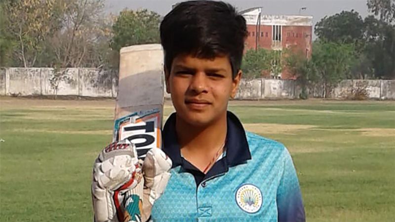 शेफाली के पिता बताते हैं कि 'कोई भी मेरी बेटी को एकेडमी में एडमिशन नहीं देना चाहता था, क्योंकि रोहतक में लड़कियों के लिए एक भी एकेडमी नहीं थी। मैंने उनसे भीख मांगी कि उसे एडमिशन दे दें, लेकिन किसी ने नहीं सुनी। तब मैंने अपनी बेटी के बाल कटवा कर उसका एक लड़के की तरह एडमिशन कराया।'