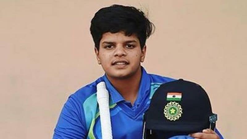 बता दें कि शेफाली का इंटरनेशनल लेवल तक पहुंचने का सफर कई सारी मुश्किलों से भरा रहा है। टीम इंडिया की इस महिला खिलाड़ी को लड़का बनकर क्रिकेट की ट्रेनिंग लेनी पड़ी थी।