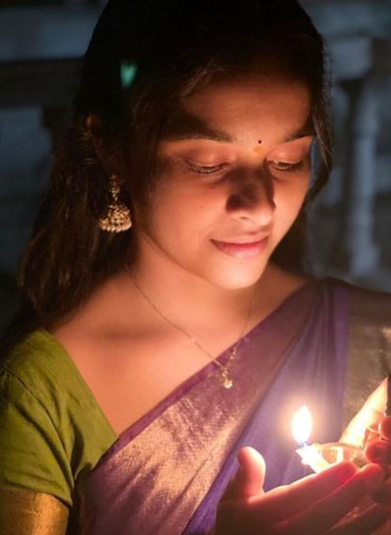 இந்த படம் குறித்த மற்ற தகவல்கள் தற்போது வரை வெளியாகாத நிலையில், விதவிதமாக போட்டோ ஷூட்டுகளை இறக்கி விட்டு ரசிகர்களை கவர்ந்து வருகிறார்.