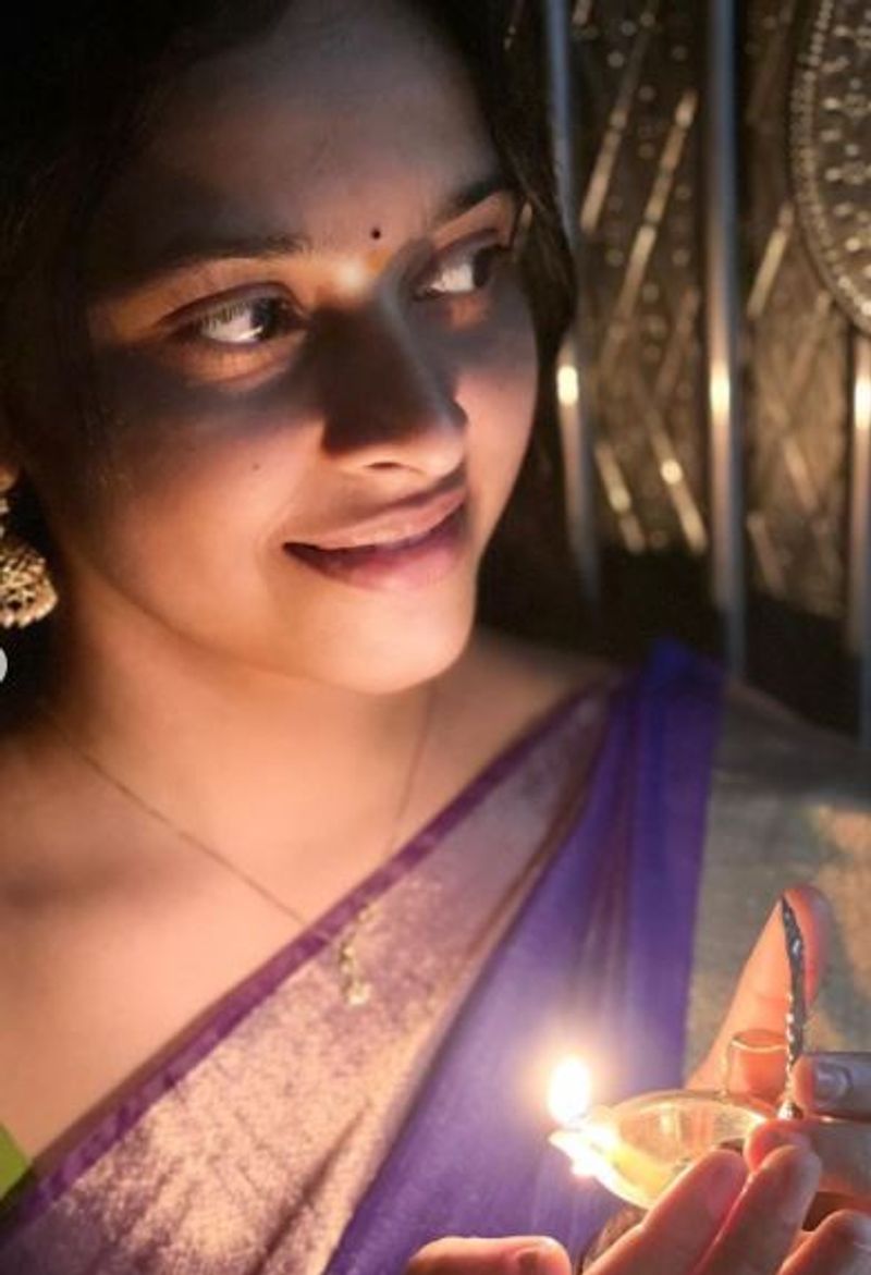 அந்த வகையில் நீல நிற சேலையில் இவர் வெளியிட்டுள்ள லேட்டஸ்ட் புகைப்படங்கள் கொள்ளை அழகில் உள்ளது.