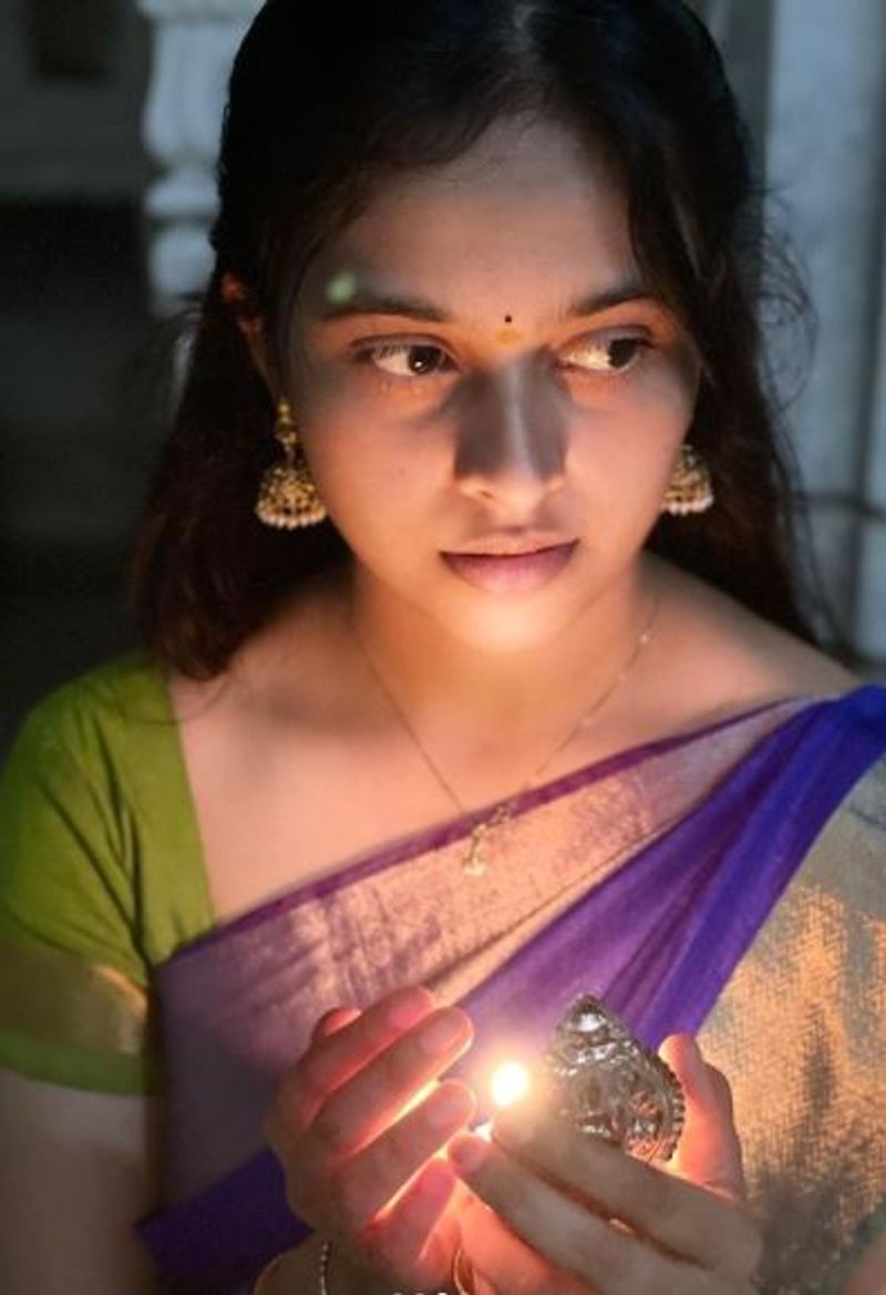துளியும் மேக்அப் இல்லாமல்... விளக்கு ஒளியில் பிரகாசிக்கும் ஸ்ரீதிவ்யா முகம் 