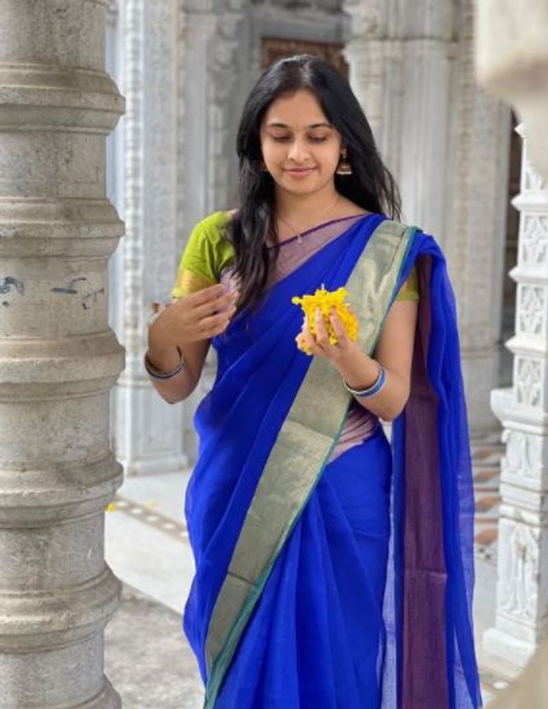 மஞ்சள் நிற மலரை கையில் வைத்து போஸ் கொடுக்கும் ஸ்ரீதிவ்யா 