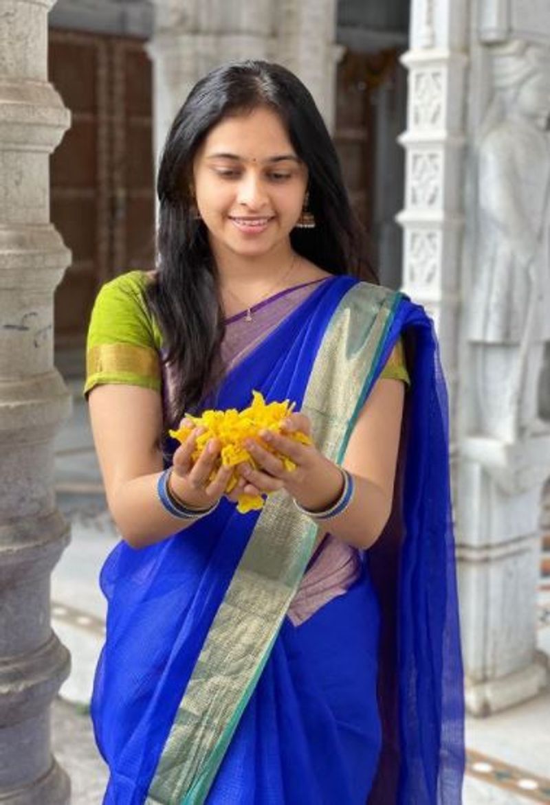 மஞ்சள் நிற மலரை கையில் வைத்து போஸ் கொடுக்கும் ஸ்ரீதிவ்யா 