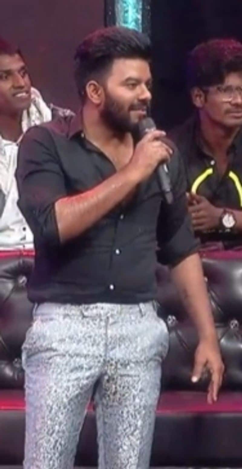 శేఖర్ మాస్టర్ వడిలో కూర్చొని రొమాన్స్ చేశారు. ఇదంతా చూస్తున్న సుధీర్ నోట మాట రాలేదు.