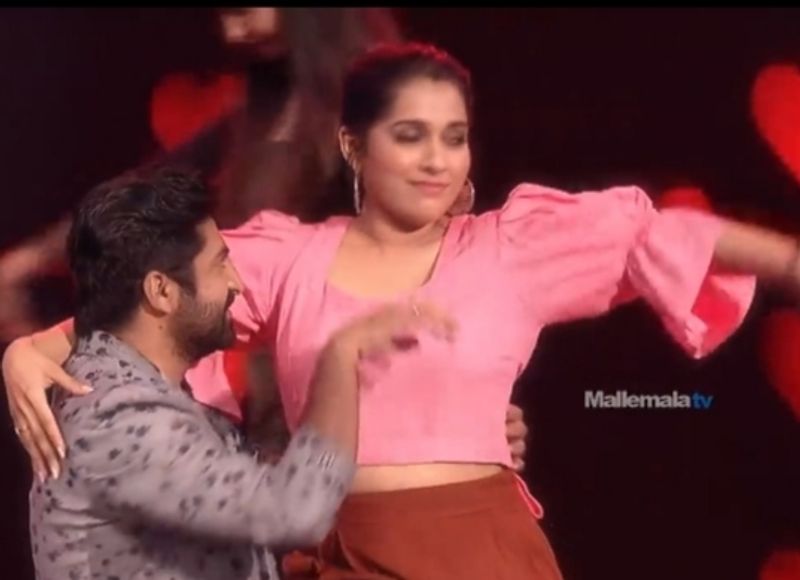ఈ జాబితాలో సీనియర్ జంటగా ఉన్నారు సుధీర్, రష్మీ. ఇక గత సీజన్ లో హైపర్ ఆది, యాంకర్ వర్షిణితో రొమాన్స్ చేయడం జరిగింది. మరో యాంకర్ ప్రదీప్ ఏకంగా జడ్జ్ పూర్ణతో ఆడిపాడారు.