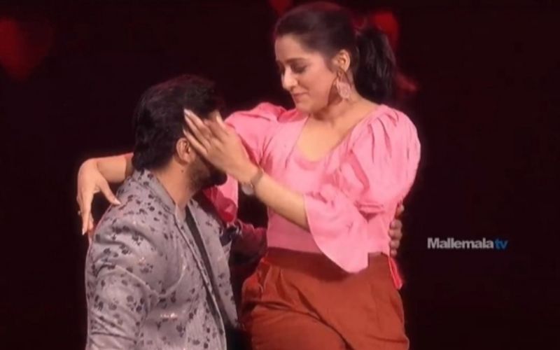 ర్జున్ రెడ్డి మూవీలోని మధురమే ఈ క్షణమే సాంగ్ ని ఓ కంటెస్టెంట్ స్టేజ్ పై పెర్ఫార్మ్ చేశారు.