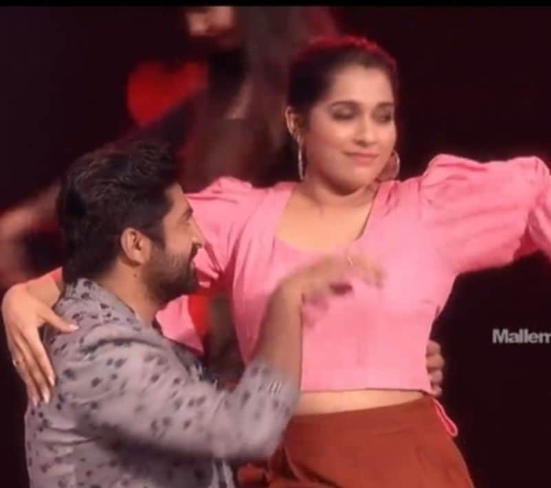 అద్భుతంగా చేసిందని ఆమెను కొనియాడిన జడ్జెస్, ఆ తరువాత ఆ సాంగ్ సుధీర్ తో పెర్ఫార్మ్ చేయించారు.