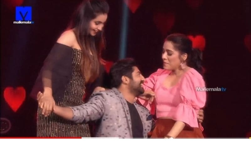 ఆ తరువాత జడ్జ్ శేఖర్ మాస్టర్ యాంకర్స్ దీపికా పిల్లి, రష్మీతో పెర్ఫార్మ్ చేశారు. ఐతే ఈ సాంగ్ లో రష్మీ మరింతగా రెచ్చిపోయింది.