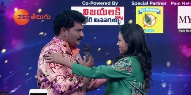 భౌతికంగా దూరమైన తండ్రిని తలచుకొని రాజీవ్ కన్నీరు పెట్టుకోగా, ఆయన్ని చూసిన సుమ కూడా భావోద్వేగానికి గురయ్యారు.
