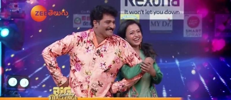 రాజీవ్ కనకాల పంచ్ లకు షోలో ఉన్న రవితో పాటు, బిగ్ బాస్ ఫేమ్ హిమజ పడి పడి నవ్వారు. ఐతే షో చివర్లో ఓ సందర్భం వీరిని భావోద్వేగానికి గురి చేసింది.