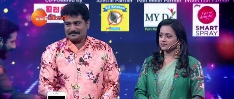 ఆమధ్య సుమ, రాజీవ్ విడిపోతున్నారంటూ వార్తలు రాగా, ఆ వార్తలకు వివరణ ఇస్తూ ఇద్దరూ ఓ కార్యక్రమంలో కన్నీటి పర్యంతం అయ్యారు.