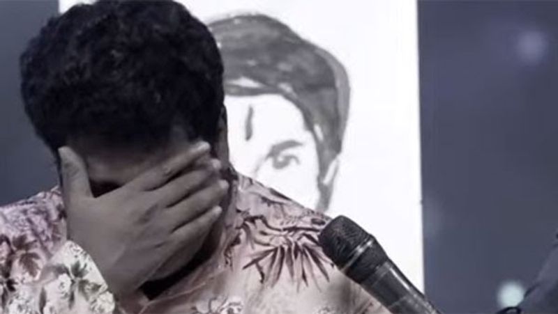 ఓ ఆర్టిస్ట్ రాజీవ్ కళ్ళకు గంతలు కట్టి, అతని చేయి పట్టుకొని ఒకరి బొమ్మ వేయించారు.