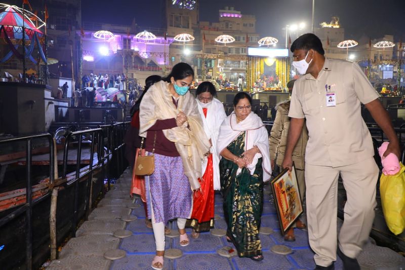 తెలంగాణ ముఖ్యమంత్రి కేసీఆర్ కుటుంబం ప్రముఖ పుణ్యక్షేత్రం వారణాసిని సందర్శించింది. సీఎం సతీమణి శ్రీమతి శోభ, కుమార్తె కల్వకుంట్ల కవిత, ఇతర కుటుంబ సభ్యులు పలు దేవాలయాలను దర్శించుకొని, ప్రత్యేక పూజలు చేశారు. అనంతరం గురువారం సాయంత్రం గంగా హారతి నిర్వహించారు.