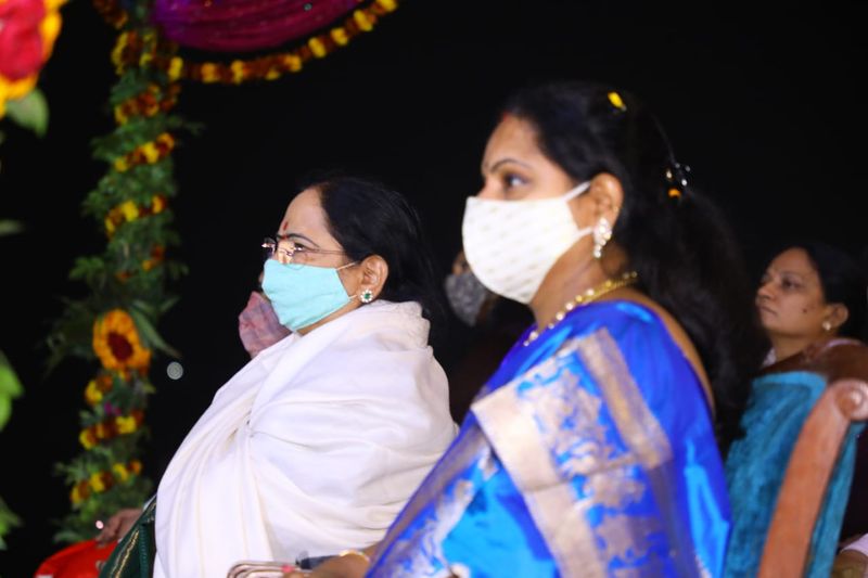 సీఎం కుటుంబం గురువారం శంషాబాద్ విమానాశ్రయం నుండి వారణాసి బయలుదేరారు. ముందుగా అస్సి ఘాట్ కు చేరుకుని అక్కడి నుండి దశాశ్వమేధ ఘాట్ వరకు బోట్లో ప్రయాణించారు. ఈ సందర్భంగా బోటు నడిపే వారితో ఎమ్మెల్సీ కవిత కాసేపు ముచ్చటించారు