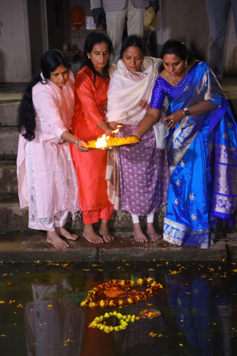 దశాశ్వమేధ ఘాట్లో గంగా నదికి హారతి ఇచ్చిన కవిత అనంతరం గంగా పూజ నిర్వహించారు. దశాశ్వమేధ ఘాట్ లో స్థానిక బెనారస్ ప్రజలతో ఆమె సంభాషించారు. పవిత్ర గంగమ్మ సాక్షిగా బెనారస్ ప్రజలతో సంభాషించడం ఆనందంగా ఉందన్నారు కవిత. అనంతరం బోట్ లో అస్సీ ఘాట్ కు తిరుగు ప్రయాణమయ్యారు.