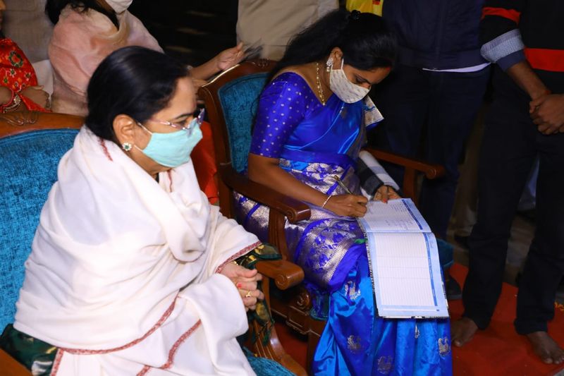 సాయంత్రం ప్రాచీన సంకట్ మోచన్ మందిరాన్ని దర్శించుకొని, పట్టు వస్త్రాలు సమర్పించారు. మహంత్ తులసీదాస్ నిర్మించిన సంకట్ మోచన్ హనుమాన్ దేవాలయం ఎంతో ప్రసిద్ధి గాంచింది. శ్రీరాముడు, రామభక్తుడైన హనుమంతుడు ఎదురెదురుగా ఉండటం ఈ ఆలయ ప్రత్యేకత.