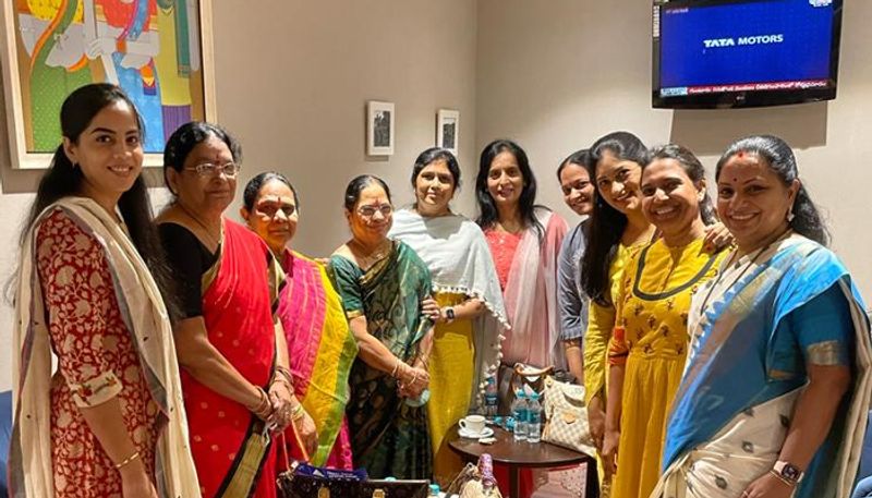 ఆలయ ప్రధాన పూజారి మహంత్ డా.విశ్వంభర నాథ్ మిశ్రా, ఎమ్మెల్సీ కవిత, శ్రీమతి శోభ గార్లతో ప్రత్యేక పూజలు నిర్వహించారు. ఈ సందర్భంగా ప్రజలంతా సుఖ సంతోషాలతో ఉండాలని భగవంతుని ప్రార్థించారు కవిత.