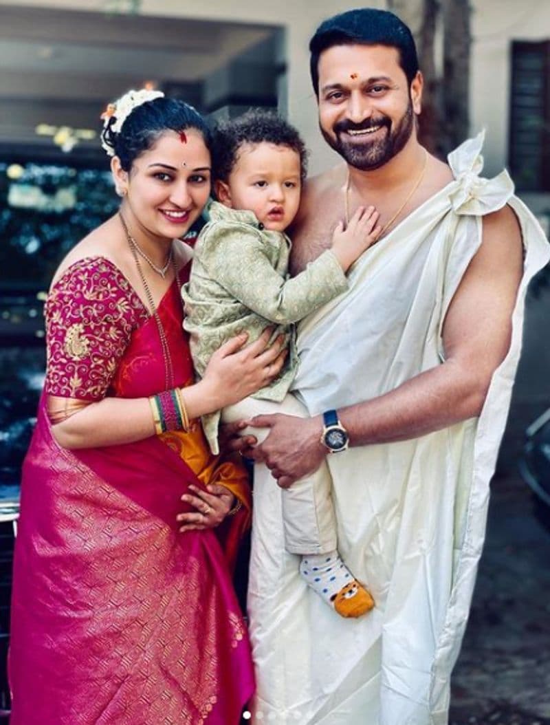 ಬೆಲ್ ಬಾಟಂ 2 ಸಿನಿಮಾಗೆ ಇತ್ತೀಚೆಗಷ್ಟೇ ಮುಹೂರ್ತ ನೆರವೇರಿಸಿದ್ದು, ಇದೀಗ ಫ್ಯಾಮಿಲಿ ಜೊತೆ ಫೋಟೋ ಶೇರ್ ಮಾಡಿದ್ದಾರೆ ರಿಷಭ್ ಶೆಟ್ಟಿ.