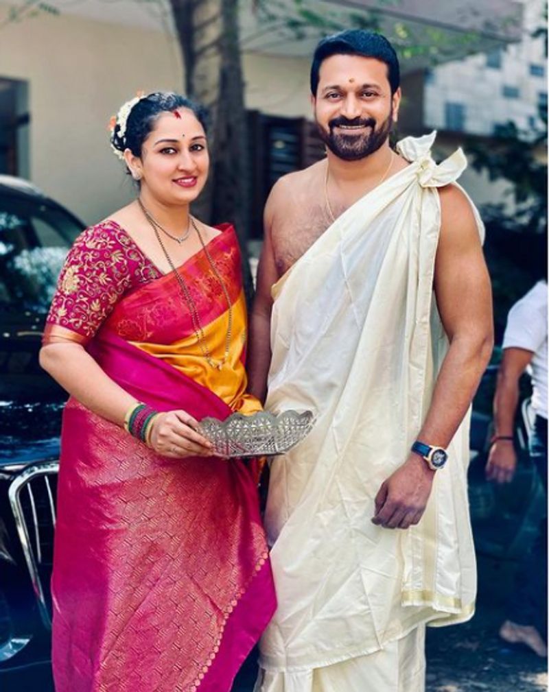 ಇದು ರಿಷಭ್ ಅವರ ಆಫೀಸಿನಲ್ಲಿ ನಡೆದ ಪೂಜೆ. ಪತ್ನಿ ಹಾಗೂ ಮಗನೊಂದಿಗೆ ಪೋಸ್ ಕೊಟ್ಟಿದ್ದಾರೆ ರಿಷಭ್