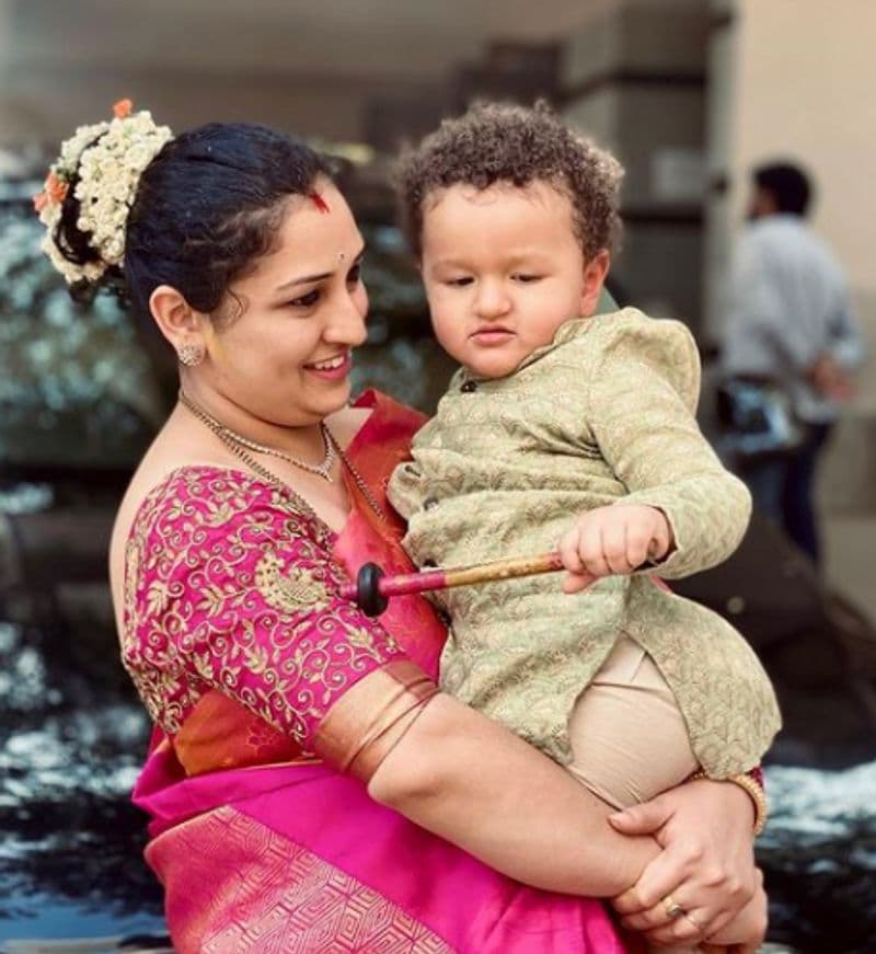 ರಿಷಭ್ ಪತ್ನಿ ಪಿಂಕ್ ಝರಿಯಂಚಿನ ಹಳದಿ ಸೀರೆಯುಟ್ಟಿದ್ದರು