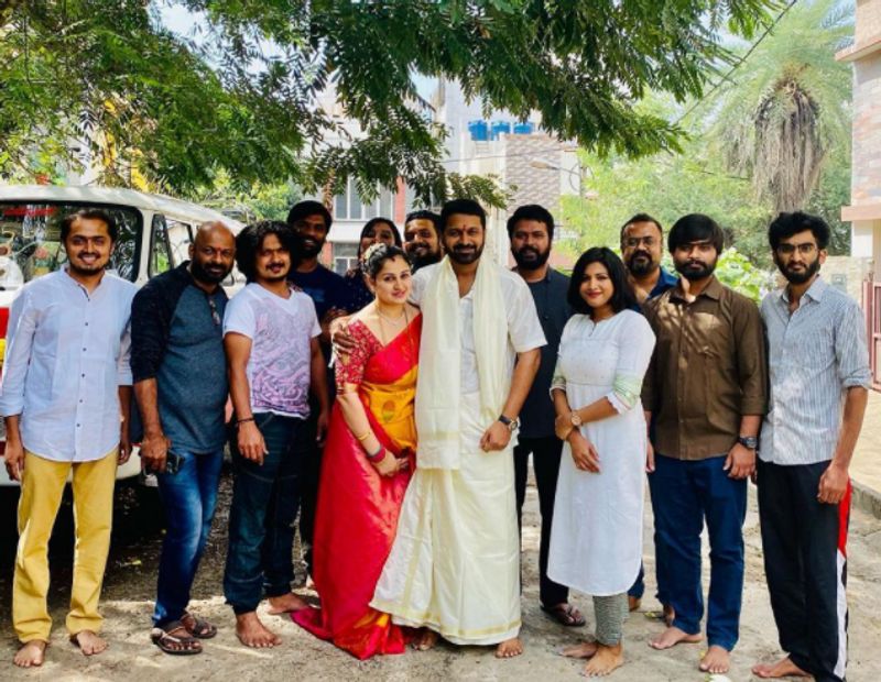 ಕಚೇರಿಯ ಸಿಬ್ಬಂದಿ ಜೊತೆಗಿನ ಗ್ರೂಪ್ ಫೋಟೋವನ್ನೂ ಶೇರ್ ಮಾಡಿಕೊಂಡಿದ್ದಾರೆ.