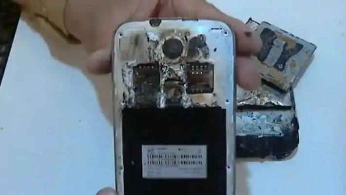 madhya pradesh : On camera, a cellphone battery bursts into flames. madhya pradesh : On camera, a cellphone battery bursts into flames.