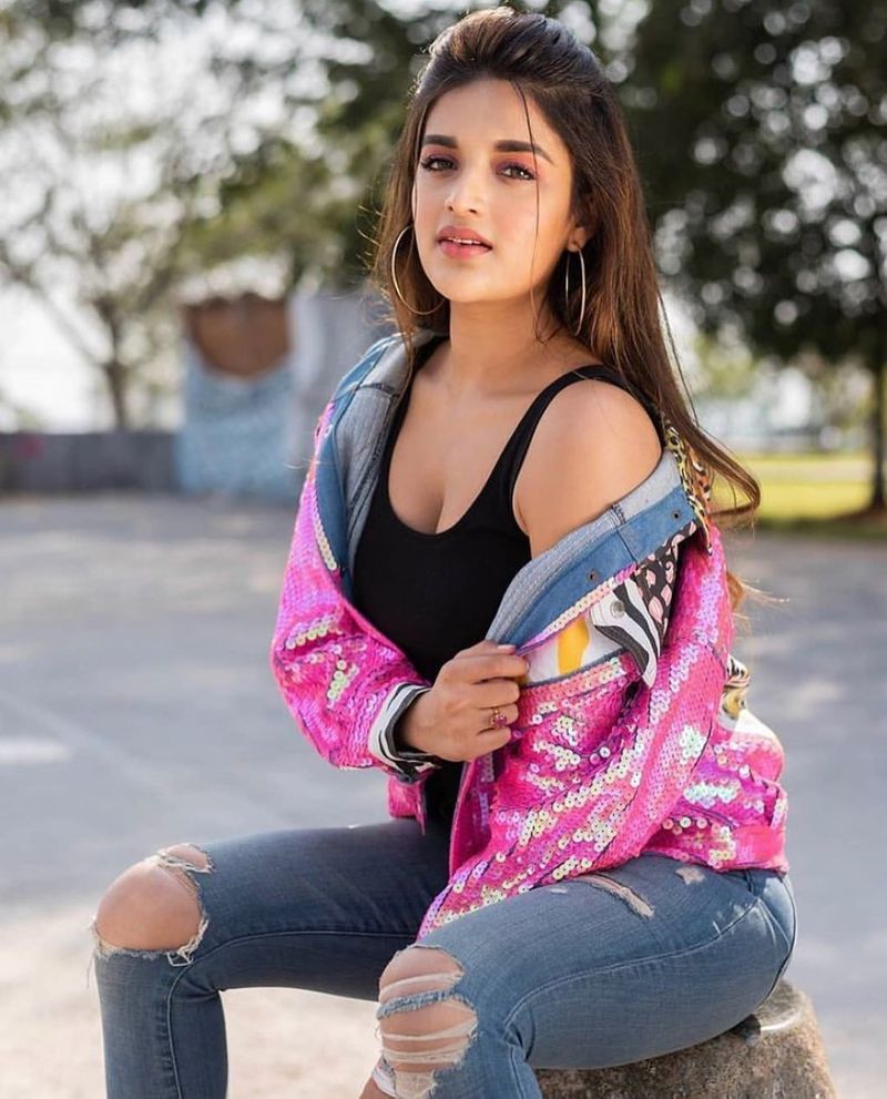 మరోవైపు ప్రస్తుతం నిధి.. అశోక్ గల్లా హీరోగా రూపొందే చిత్రంలో హీరోయిన్గా నటిస్తుంది. రవితేజతోనూ `ఖిలాడి`లో మెరవనున్నట్టు సమాచారం.