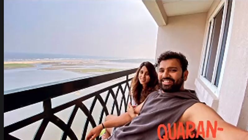 खिलाड़ी भी जरूरी प्रोटोकॉल फॉलो करते हुए अपने परिवार के साथ होटल रूम में कैद हैं। इस दौरान भारतीय टीम के सलामी बल्लेबाज रोहित शर्मा ने अपनी वाइफ के साथ क्वारंटीन पीरियड की फोटो शेयर की।